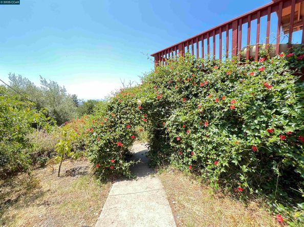 7618 Sunkist Dr, Oakland CA 94605