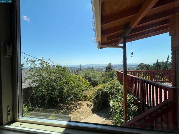 7618 Sunkist Dr, Oakland CA 94605