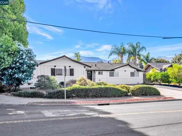 1498 Delaware Dr, Concord CA 94521