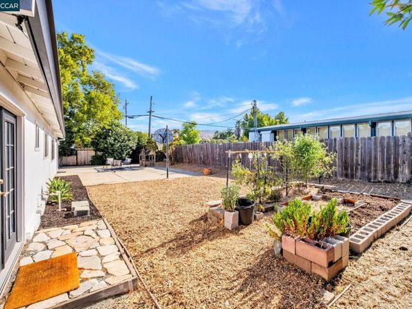 1498 Delaware Dr, Concord CA 94521