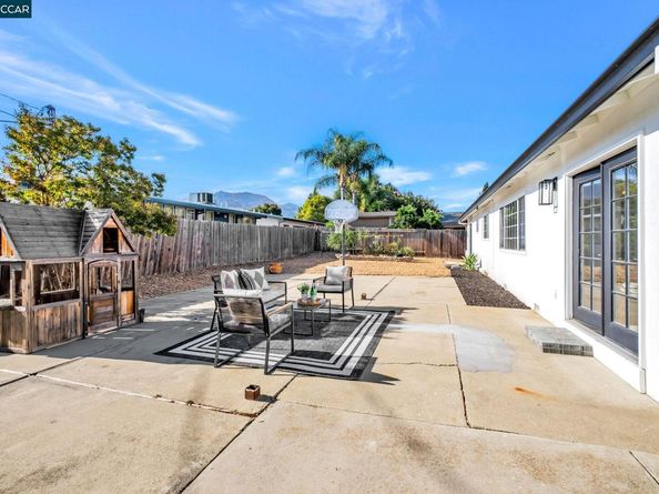 1498 Delaware Dr, Concord CA 94521