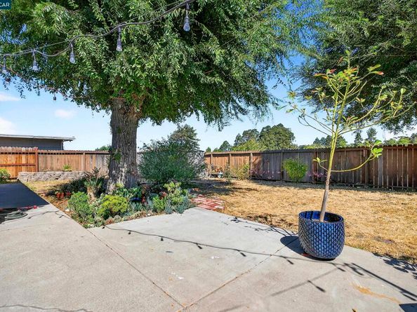 952 Patrick Dr, Pinole CA 94564