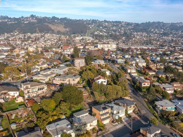 1564 Santa Clara St, Richmond CA 94804