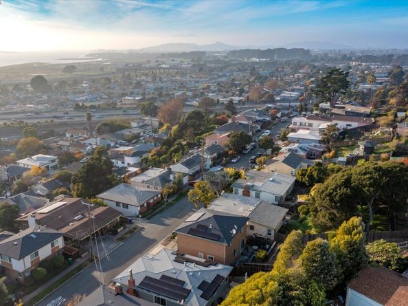 1564 Santa Clara St, Richmond CA 94804