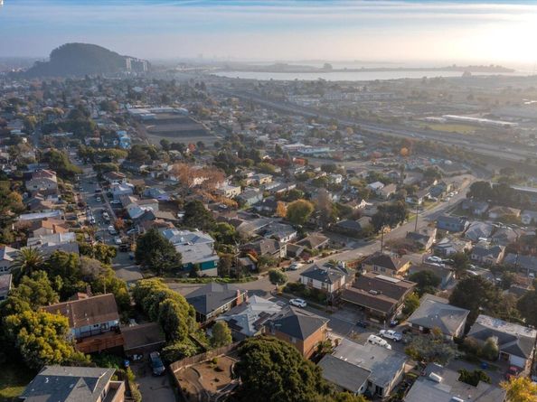 1564 Santa Clara St, Richmond CA 94804