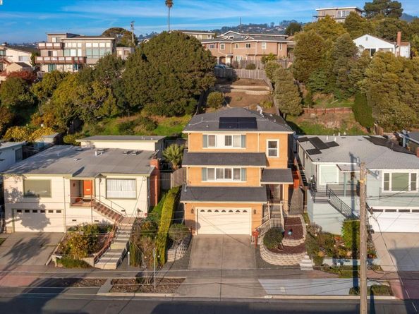 1564 Santa Clara St, Richmond CA 94804