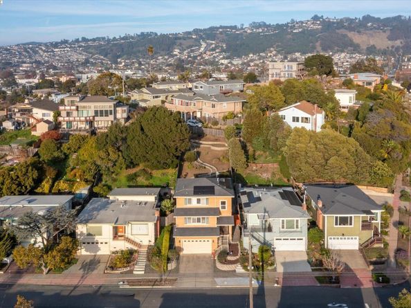 1564 Santa Clara St, Richmond CA 94804