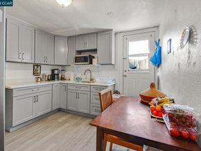 985 39th Street, Oakland CA 94608