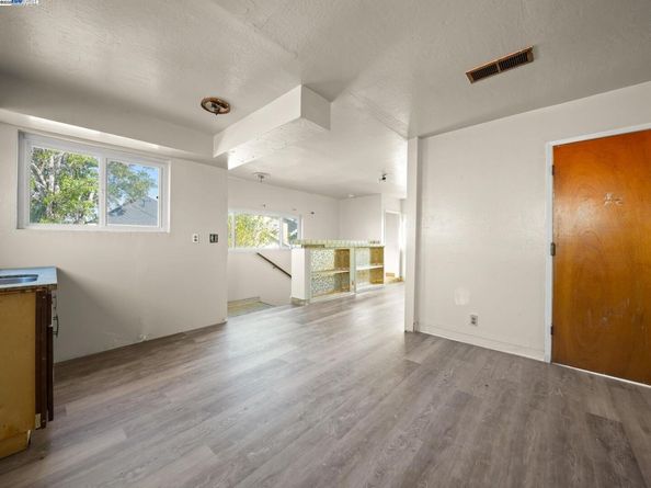 486 Mcauley St, Oakland CA 94609