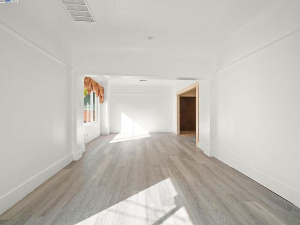 486 Mcauley St, Oakland CA 94609