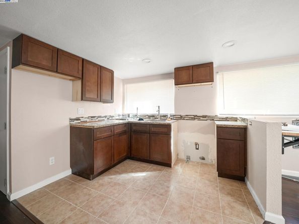 486 Mcauley St, Oakland CA 94609
