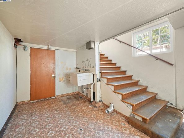 486 Mcauley St, Oakland CA 94609