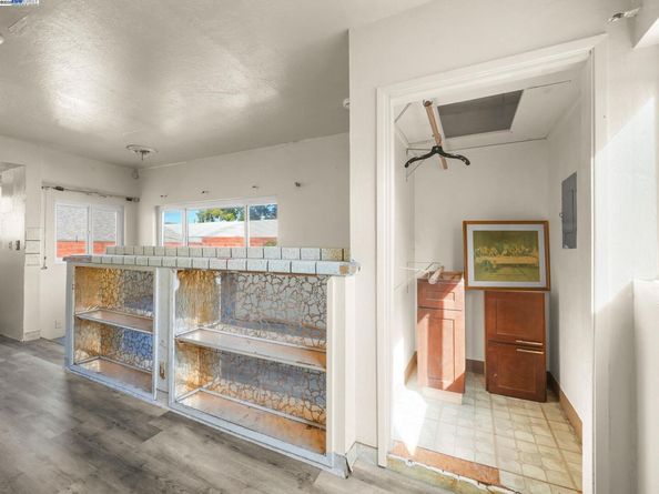486 Mcauley St, Oakland CA 94609