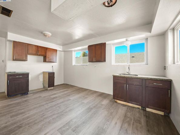 486 Mcauley St, Oakland CA 94609