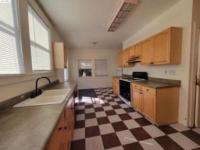 2001 E 27Th St, Oakland CA 94606