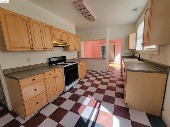 2001 E 27Th St, Oakland CA 94606