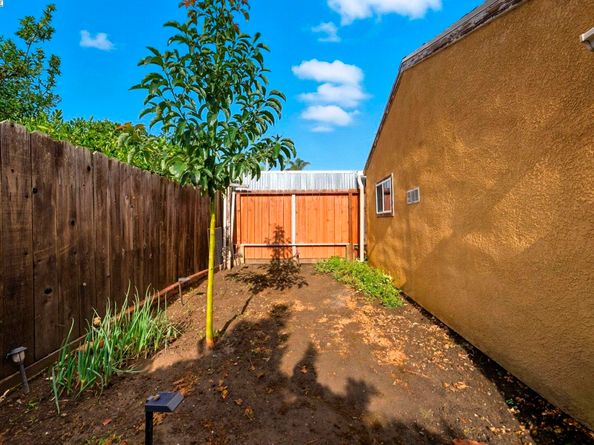 10507 Russet St, Oakland CA 94603