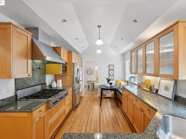 6141 Broadway Ter, Oakland CA 94618