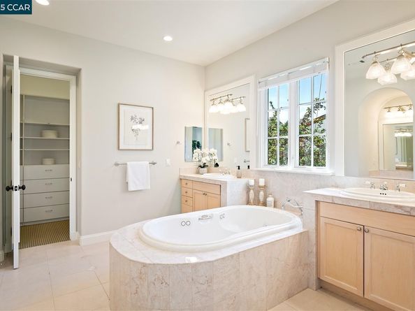 6 Whiting Ct, Moraga CA 94556