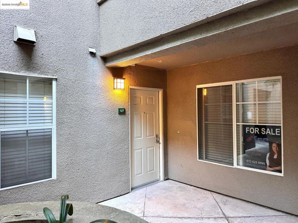 320 Caldecott Ln 127, Oakland CA 94618