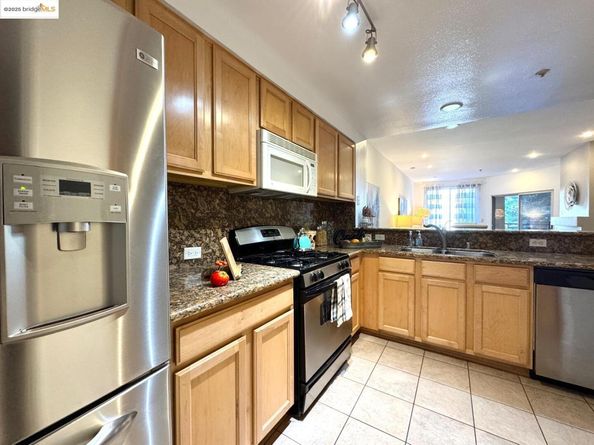320 Caldecott Ln 127, Oakland CA 94618