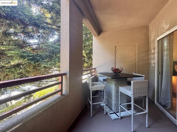 320 Caldecott Ln 127, Oakland CA 94618