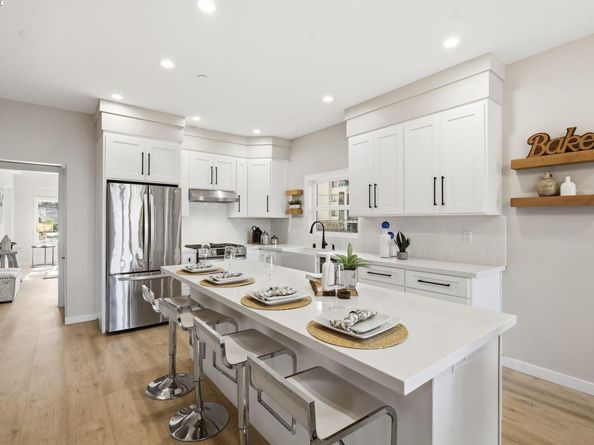 335 Hanover Ave, Oakland CA 94606