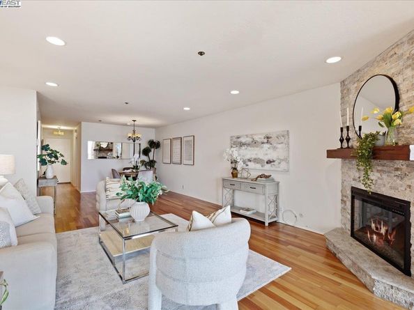 933 Shoreline Dr 203, Alameda CA 94501