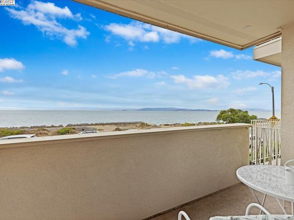 933 Shoreline Dr 203, Alameda CA 94501