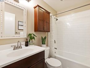 933 Shoreline Dr 203, Alameda CA 94501