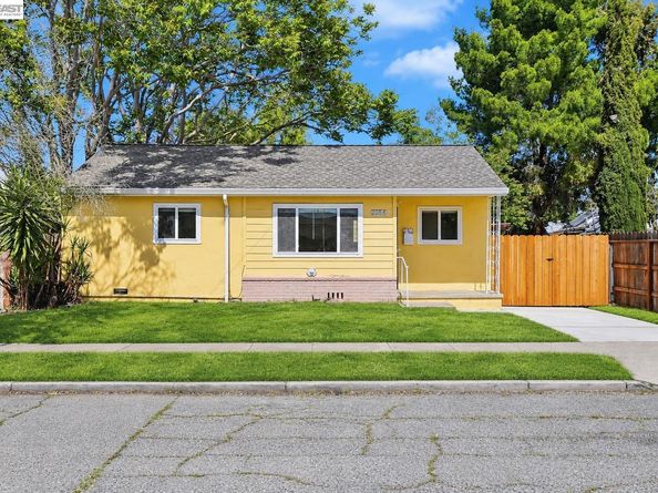 2056 Elm St, Livermore CA 94551