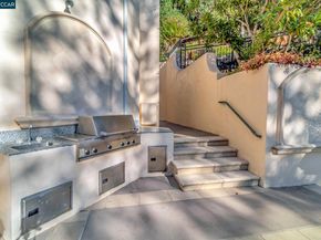 74 Yarrow Valley Ln, Orinda CA 94563