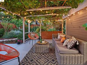 2736 Bartlett St, Oakland CA 94602