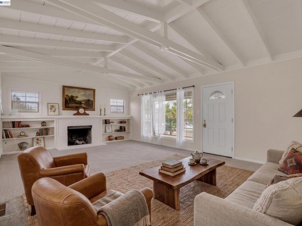 935 2nd Ave, Pinole CA 94564