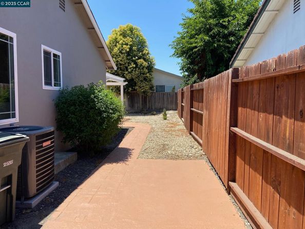 7182 Burton St, Dublin CA 94568