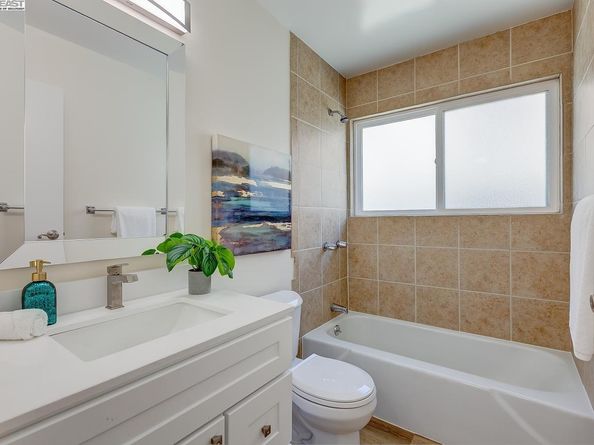 1001 Shoreline Dr 301, Alameda CA 94501