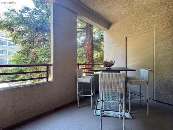 320 Caldecott Ln 127, Oakland CA 94618