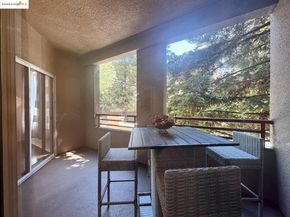 320 Caldecott Ln 127, Oakland CA 94618