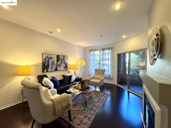 320 Caldecott Ln 127, Oakland CA 94618