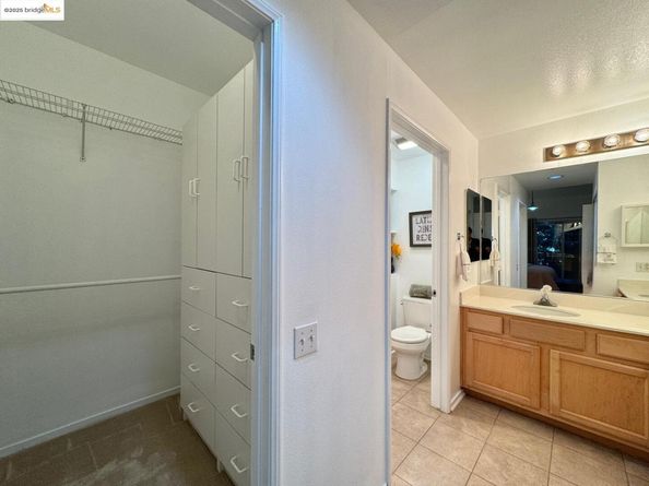 320 Caldecott Ln 127, Oakland CA 94618
