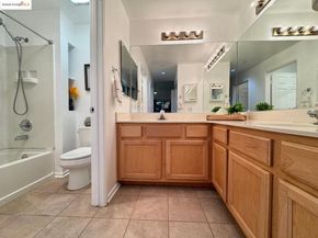 320 Caldecott Ln 127, Oakland CA 94618