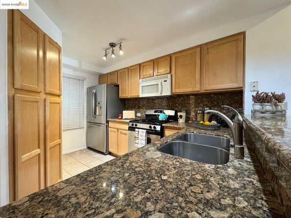 320 Caldecott Ln 127, Oakland CA 94618