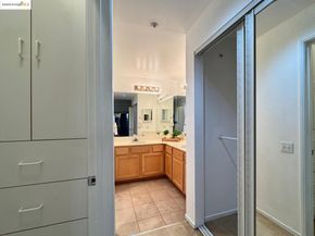 320 Caldecott Ln 127, Oakland CA 94618