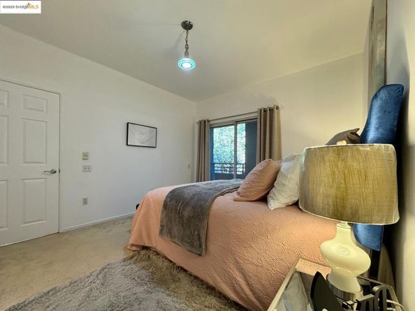 320 Caldecott Ln 127, Oakland CA 94618