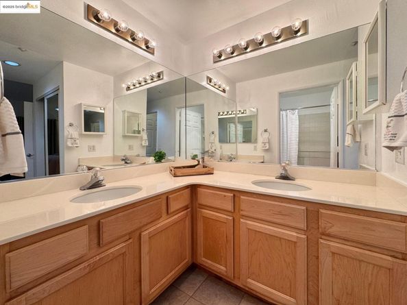 320 Caldecott Ln 127, Oakland CA 94618