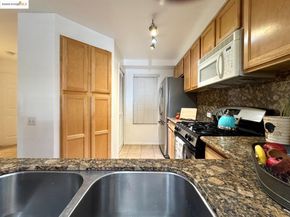 320 Caldecott Ln 127, Oakland CA 94618