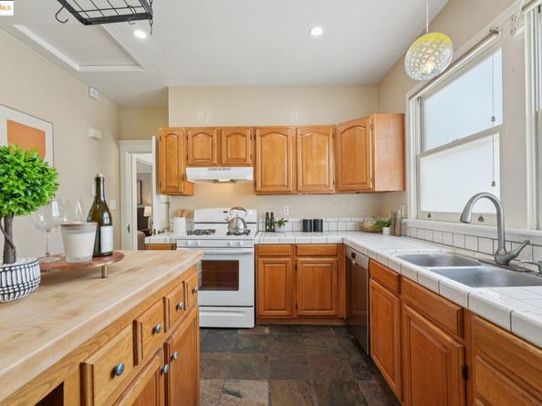 2002 Chestnut St, Oakland CA 94607
