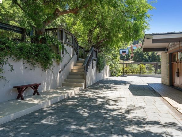 2335 Tunnel Rd, Oakland CA 94611