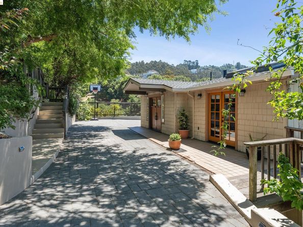 2335 Tunnel Rd, Oakland CA 94611