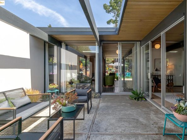 8156 Coach Dr, Oakland CA 94605